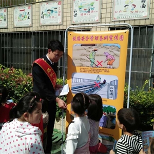 十堰市张湾区开展“铁路护路安全宣传进校园”活动