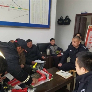 1月18日下午十四点，万玉龙副所长在警务区组织召开护路队员会议，安排了春运期间值班人员。
