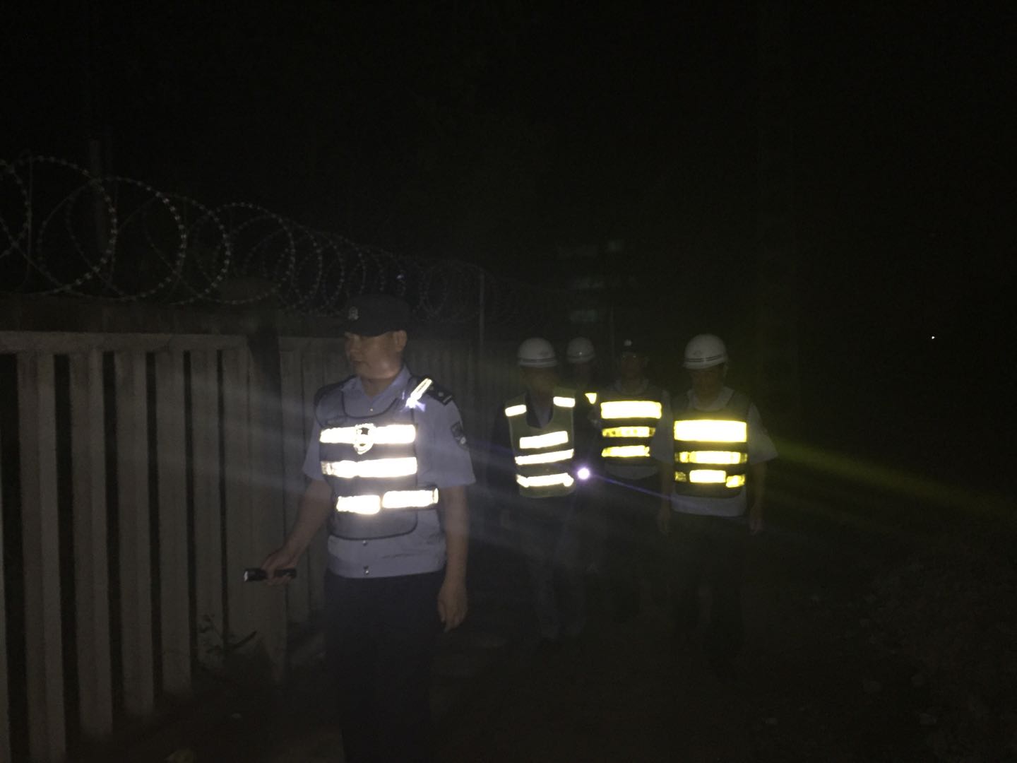 公安民警带领护路队员夜巡铁路跨线桥.jpg