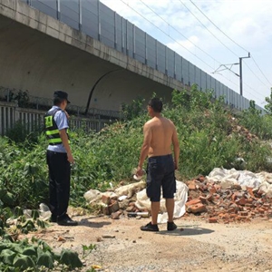 铁路沿线巡防时发现武孝城际线安保区内堆放砖块，存在安全隐患的经协调在当日下午已完成整改，安全隐患已消除。