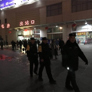 公安民警夜晚在车站广场巡逻