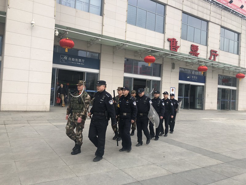 图为徐成带领民警、武警在车站广场巡逻.jpg
