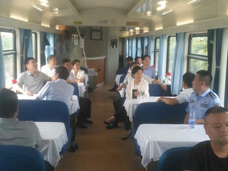 陈瑞峰（左二）率队乘车检查汉丹线铁路沿线安全环境整治工作.jpg