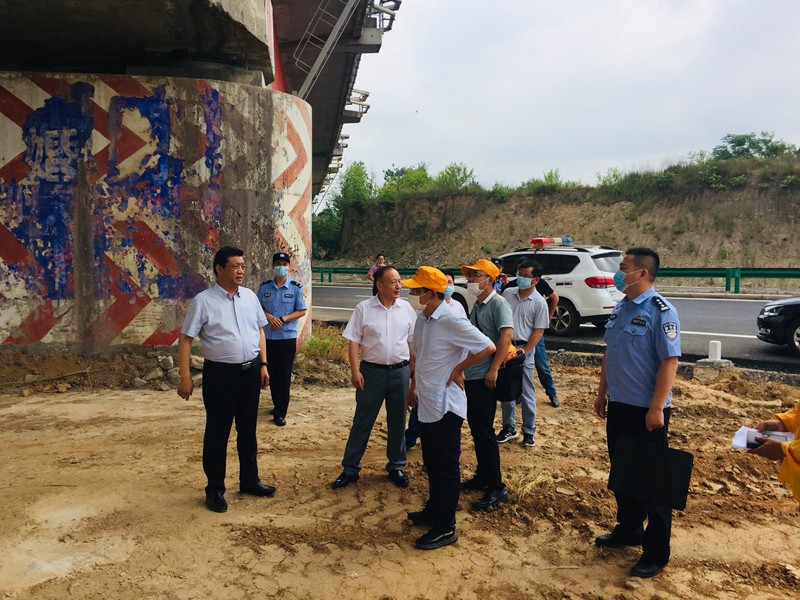 李承国副市长（左一）现场督办铁路沿线安全环境整治工作.jpg