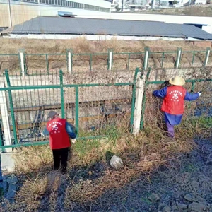 1月18日，西城开发区对铁路沿线垃圾、干杂草进行清理。