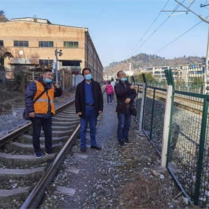 1月28日，张湾区车城街办、康乐社区对铁路沿线隐患整治情况进行复查。