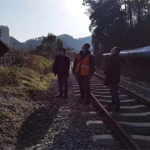 1月28日，张湾区车城街办、康乐社区对铁路沿线隐患整治情况进行复查。