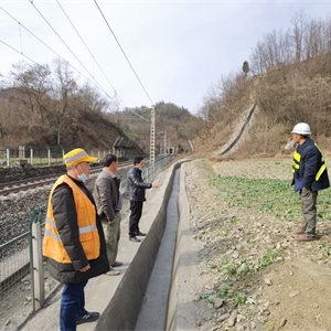1月28日，张湾区、郧阳区对铁路沿线路外环境整治开展回头看，对复查反弹问题积极协助配合铁路部门进行整治。