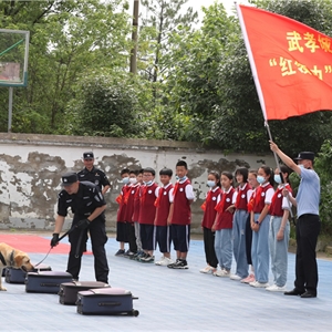 2021年5月31日，湖北省武汉市，武汉铁路公安处警犬大队训导员为志愿者学生们进行警犬行李搜爆演示，胡金力摄