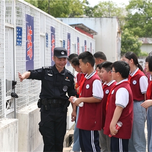 2021年5月31日，湖北省武汉市，武汉铁路公安处警犬大队训导员为志愿者学生们介绍警犬种类 ，胡金力摄