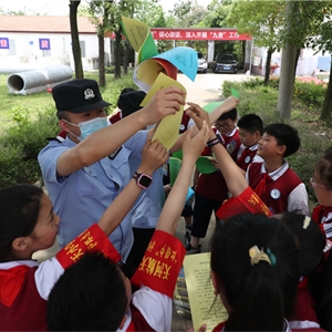 2021年5月31日，湖北武汉。武汉铁路公安处天河机场车站派出所民警向志愿者学生们发放宣传单，介绍安全常识，胡金力摄