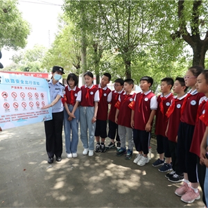 2021年5月31日，湖北武汉。武汉铁路公安处天河机场车站派出所民警向志愿者学生们介绍出行安全常识，胡金力摄
