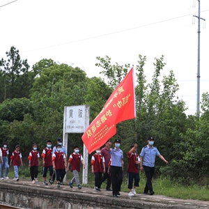 2021年5月31日，湖北武汉。武汉铁路公安处天河机场车站派出所民警向志愿者学生们介绍铁路安全常识，胡金力摄