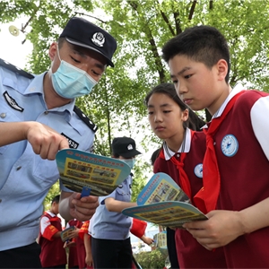 2021年5月31日，湖北武汉。武汉铁路公安处天河机场车站派出所民警向志愿者学生们介绍法律安全常识，胡金力摄
