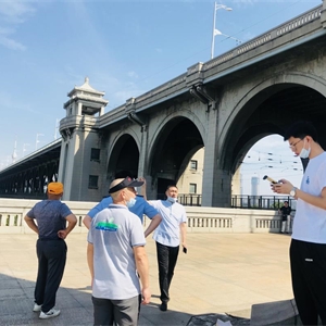 武昌区路铁“双段长”在武汉长江大桥纪念碑小广场商议联合整治相关事宜。