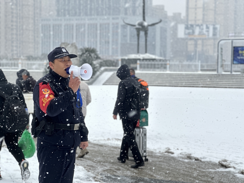 图7、民警聂怀民在广场上提醒旅客注意安全.jpg